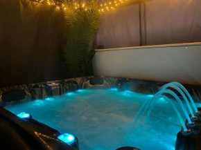 Secret Gem 1 Bed Garden Flat Large Luxury Hot Tub